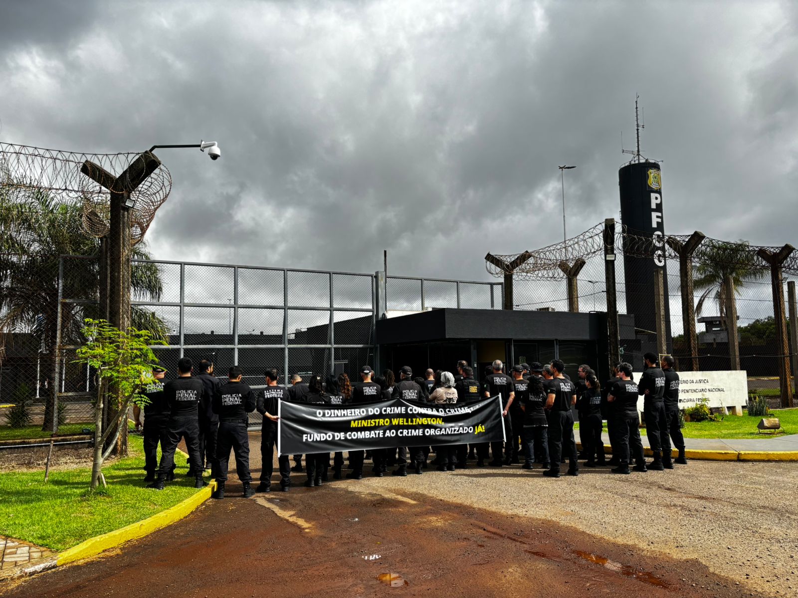 Faixas reivindicando melhorias para a categoria dos PPFs