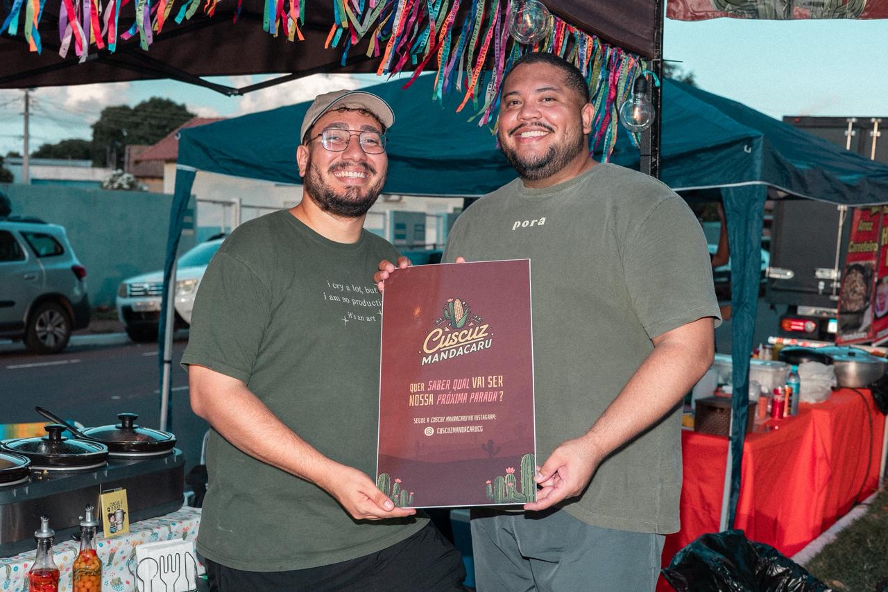 Matheus Freitas Sobrinho, &agrave; esquerda, e Dirlei Oliveira, &agrave; direita, s&oacute;cios-propriet&aacute;rios da Cuscuz Mandacaru