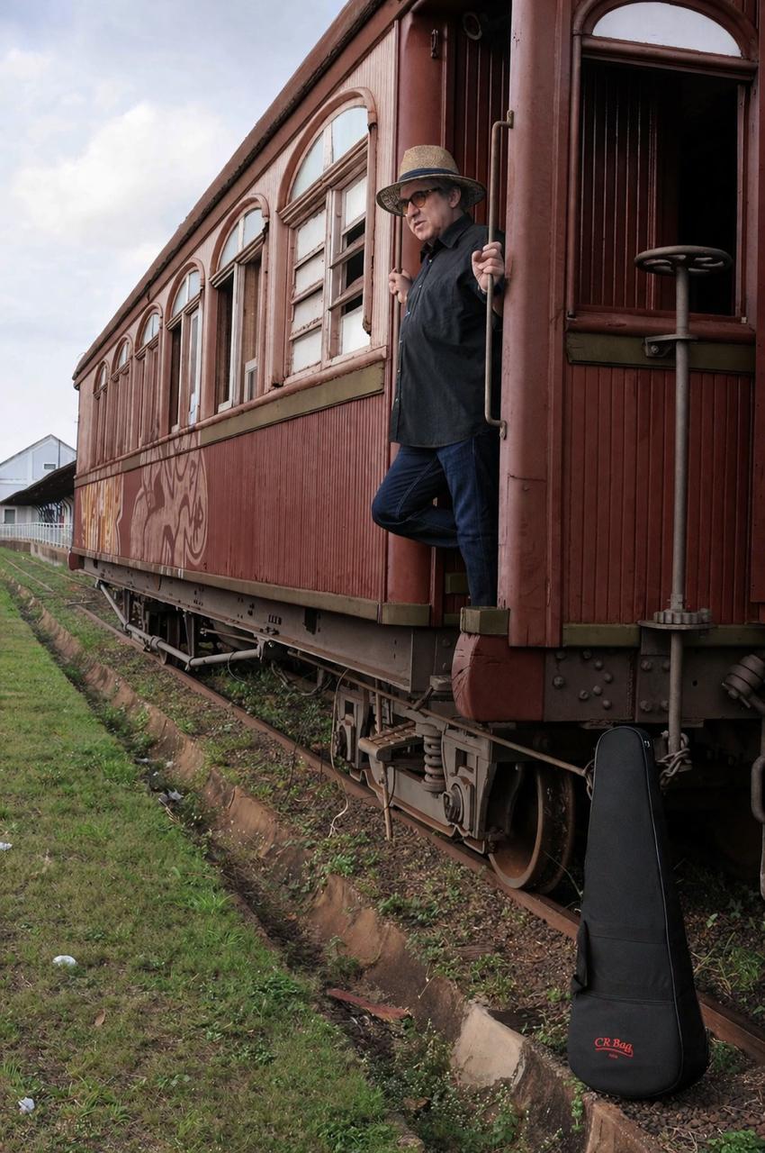 Com Geraldo Roca, Paulo Sim&otilde;es comp&ocirc;s a can&ccedil;&atilde;o durante uma viagem de trem a Santa Cruz de la Sierra, na Bol&iacute;via