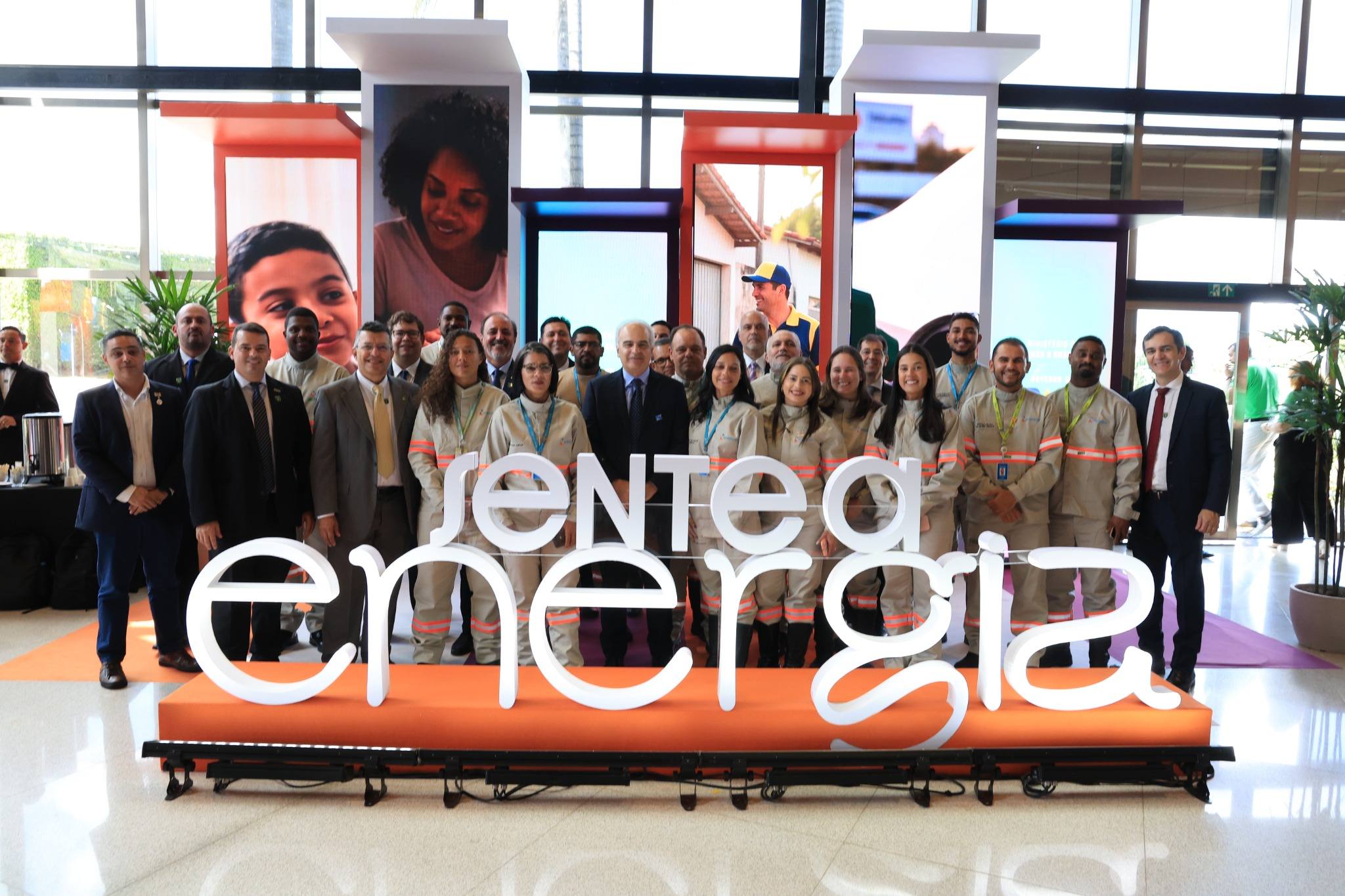 Ricardo Botelho (CEO do Grupo Energisa) e colaboradores da Energisa em evento de assinatura de renova&ccedil;&atilde;o de contratos de concess&atilde;o para distribui&ccedil;&atilde;o de energia 