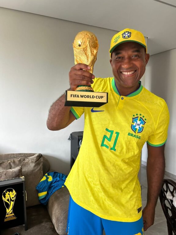 O ex-atacante Viola participa de duas sess&otilde;es p&uacute;blicas de trocas de figurinhas em Campo Grande