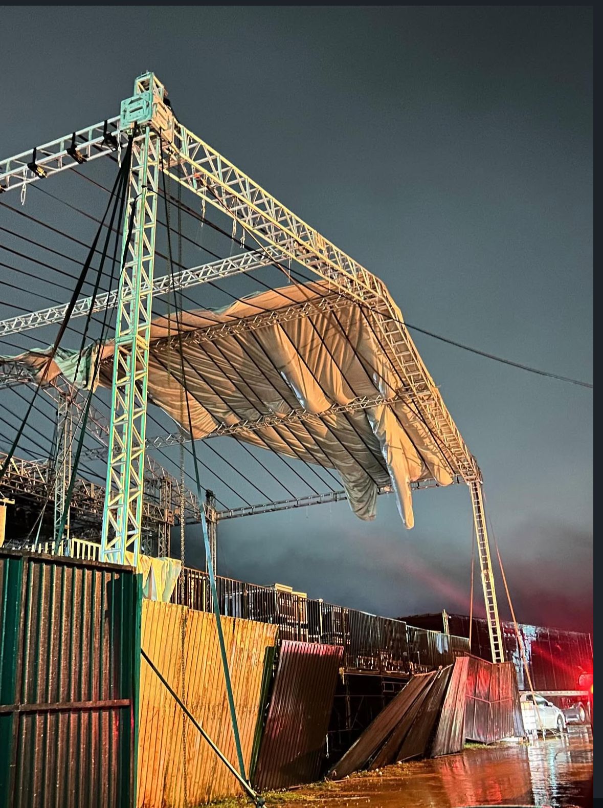 Chuvas provocaram queda de parte da estrutura do palco em que cantor se apresentaria neste s&aacute;bado (17)