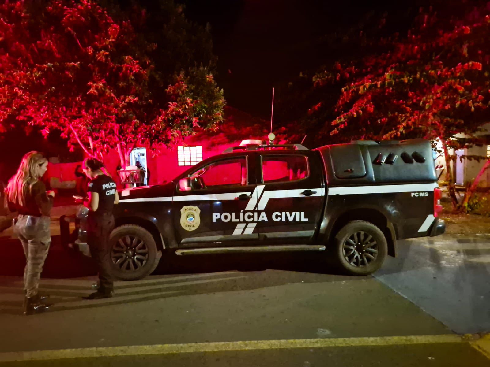 V&iacute;tima estava em uma resid&ecirc;ncia quando criminosos chegaram e efetuaram ao menos 10 disparos