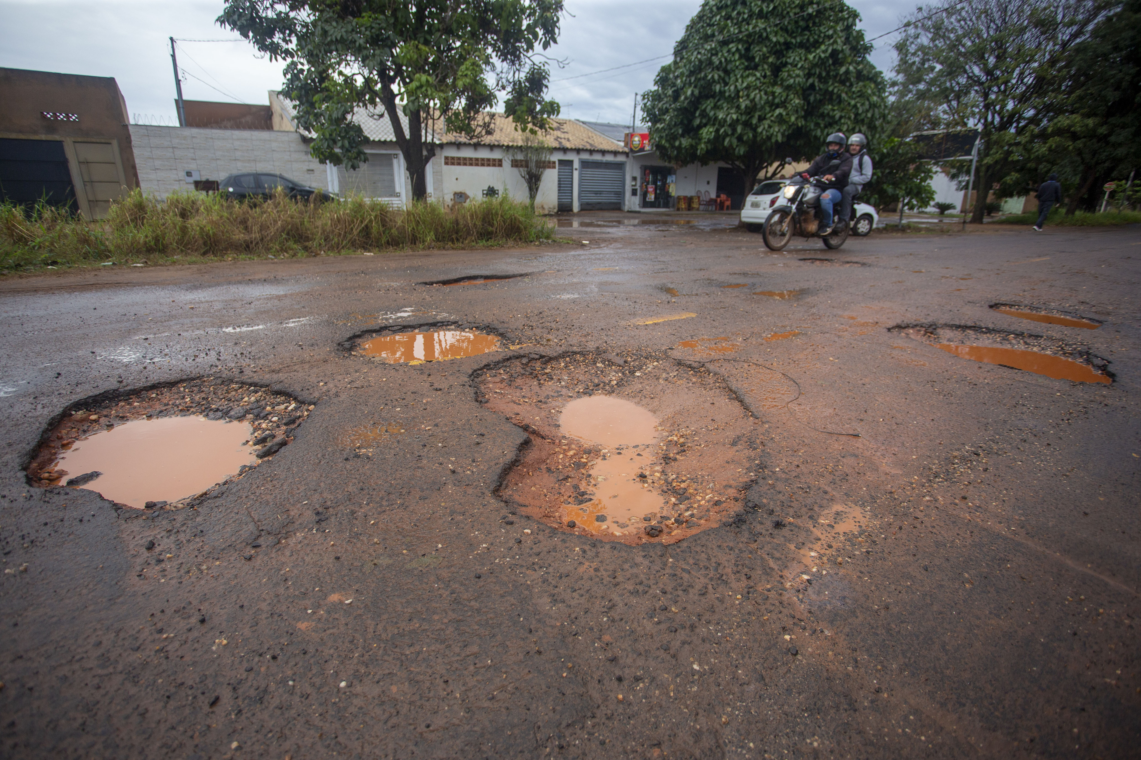Carros precisam desviar e invadir a contramão para não caírem nos buracos em Campo Grande