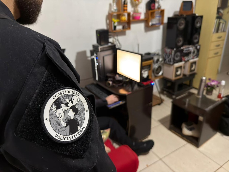 Pol&iacute;cia Federal prendeu um homem em flagrante por armazenar e divulgar v&iacute;deos de crian&ccedil;as sendo abusadas sexualmente