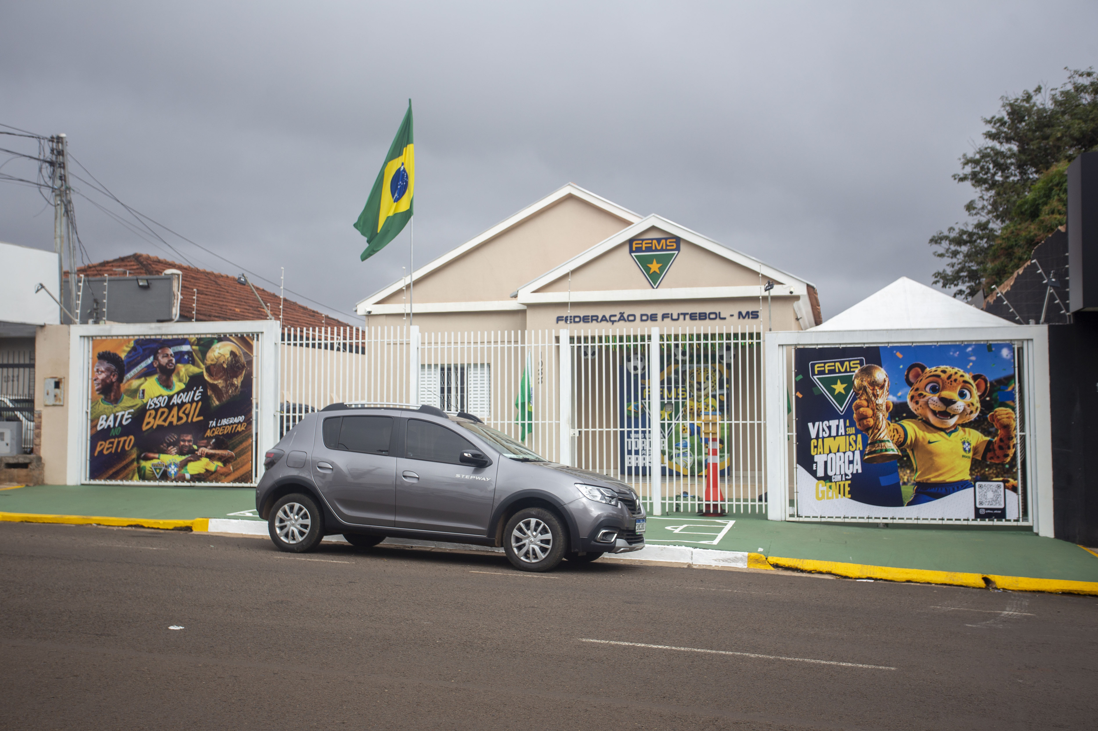Imagem da mascote on&ccedil;a-pintada "Vit&oacute;ria" e dizeres como "isso aqui &eacute; Brasil", ilustram banner que t&ecirc;m at&eacute; Neymar e ignora &Eacute;derson 