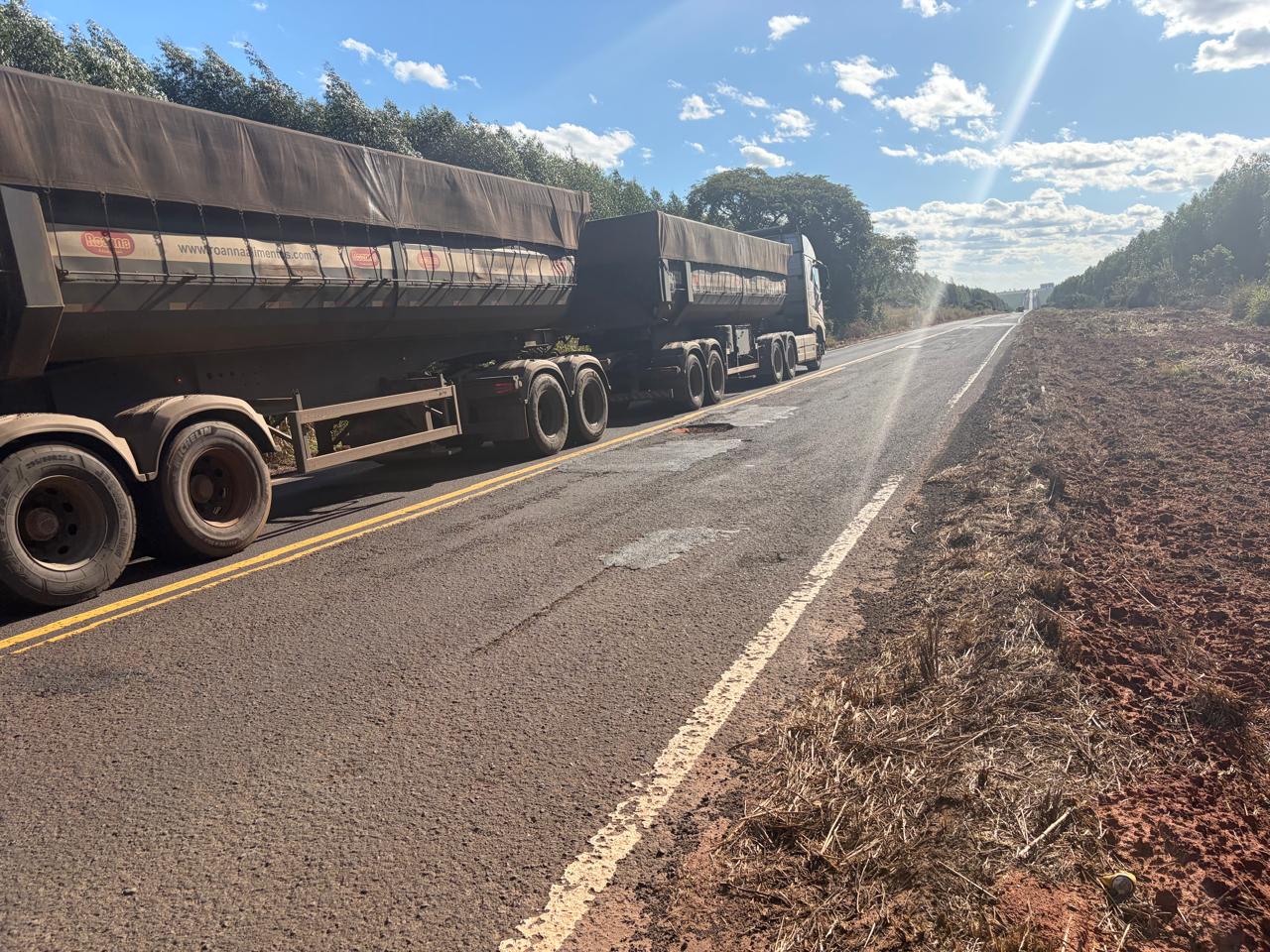 Buracos na altura do quil&ocirc;metro 103 da MS-040 obrigam caminhoneiros a invadirem a pista contr&aacute;ria para afastar risco de danos