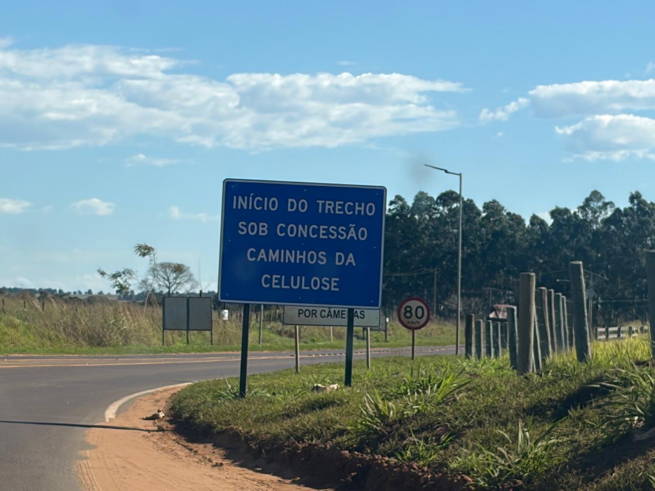 Buracos na altura do quil&ocirc;metro 103 da MS-040 obrigam caminhoneiros a invadirem a pista contr&aacute;ria para afastar risco de danos