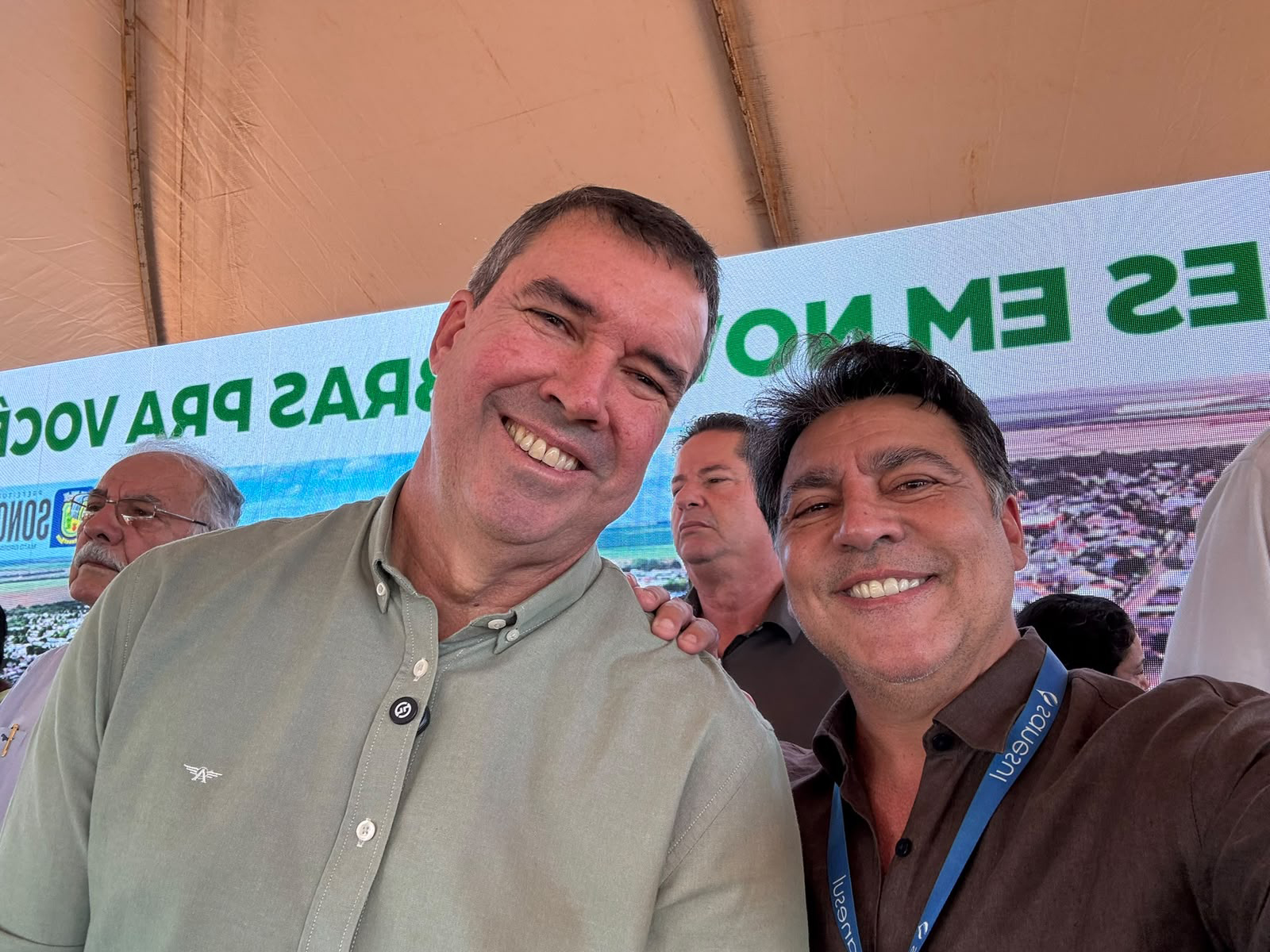  Governador Eduardo Riedel e o diretor financeiro da Sanesul,  Andr&eacute; Soukef, durante solenidade de entrega de obra em Sonora