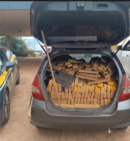 PRF encontrou caminhonete recheada de drogas a margens da rodovia e suspeitos fugiram para milharal