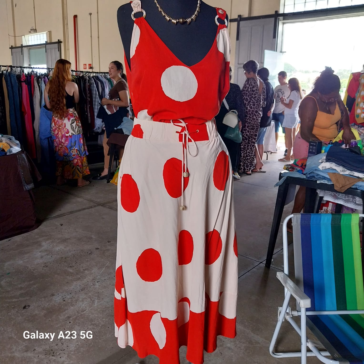Roupa boa, bonita e barata ser&aacute; vendida neste fim de semana em brech&oacute; coletivo