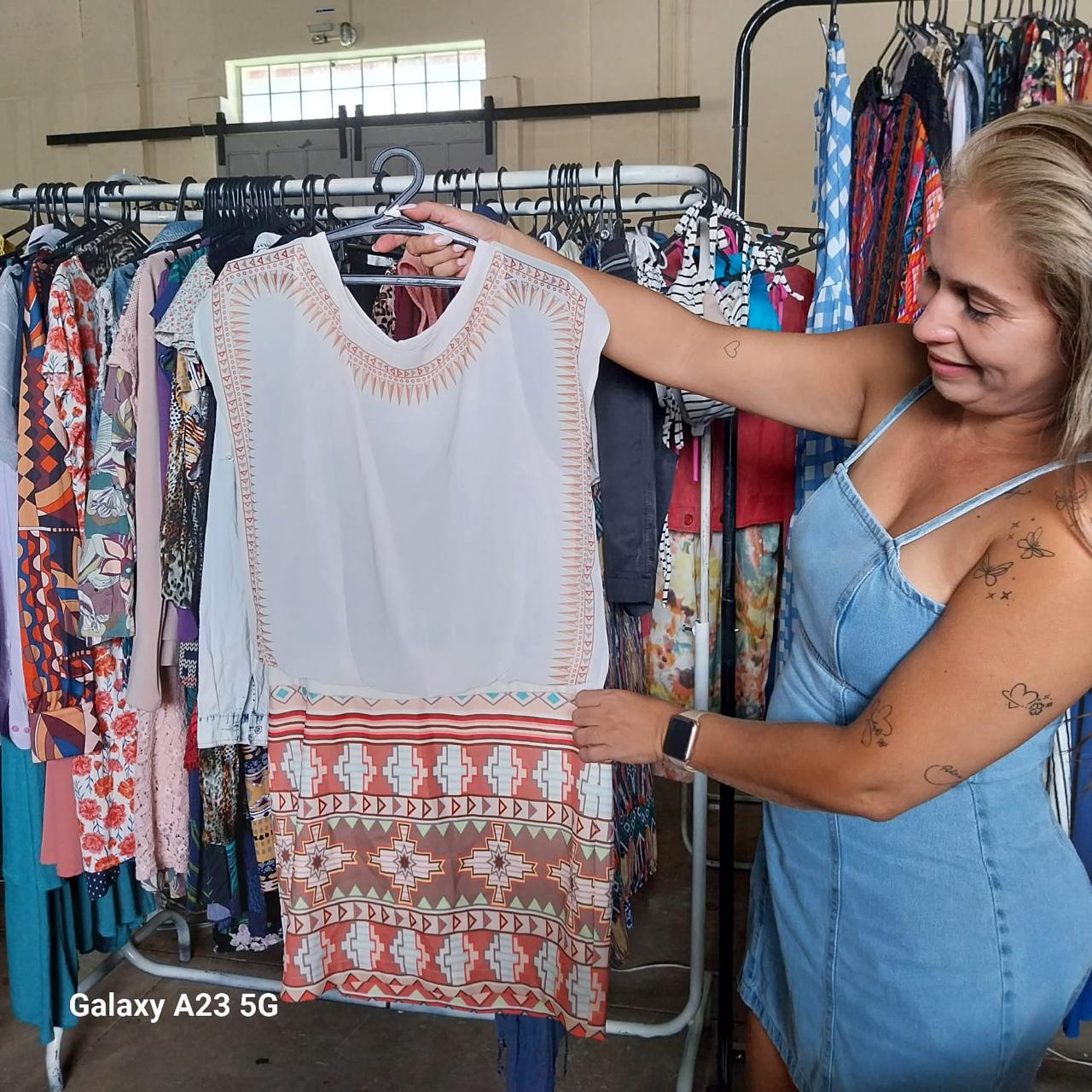 Roupa boa, bonita e barata ser&aacute; vendida neste fim de semana em brech&oacute; coletivo