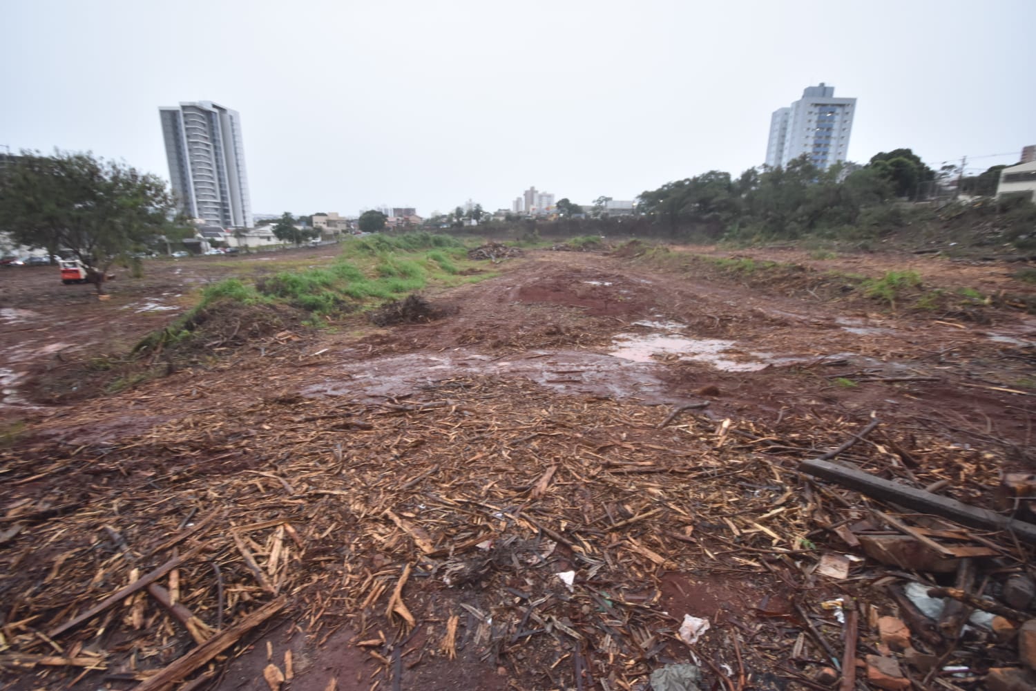 Terreno de 27 mil metros quadrados &eacute; alvo de den&uacute;ncias por sujeira e risco &agrave; sa&uacute;de