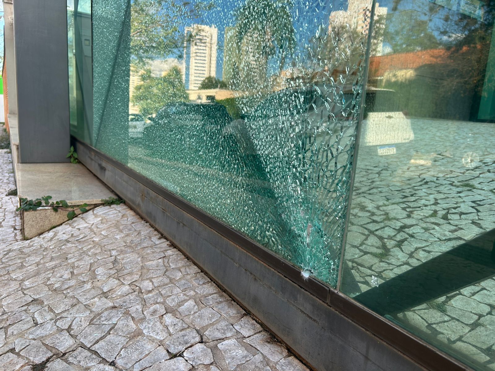 Um dos disparos atingiu o port&atilde;o de vidro de um escrit&oacute;rio de arquitetura