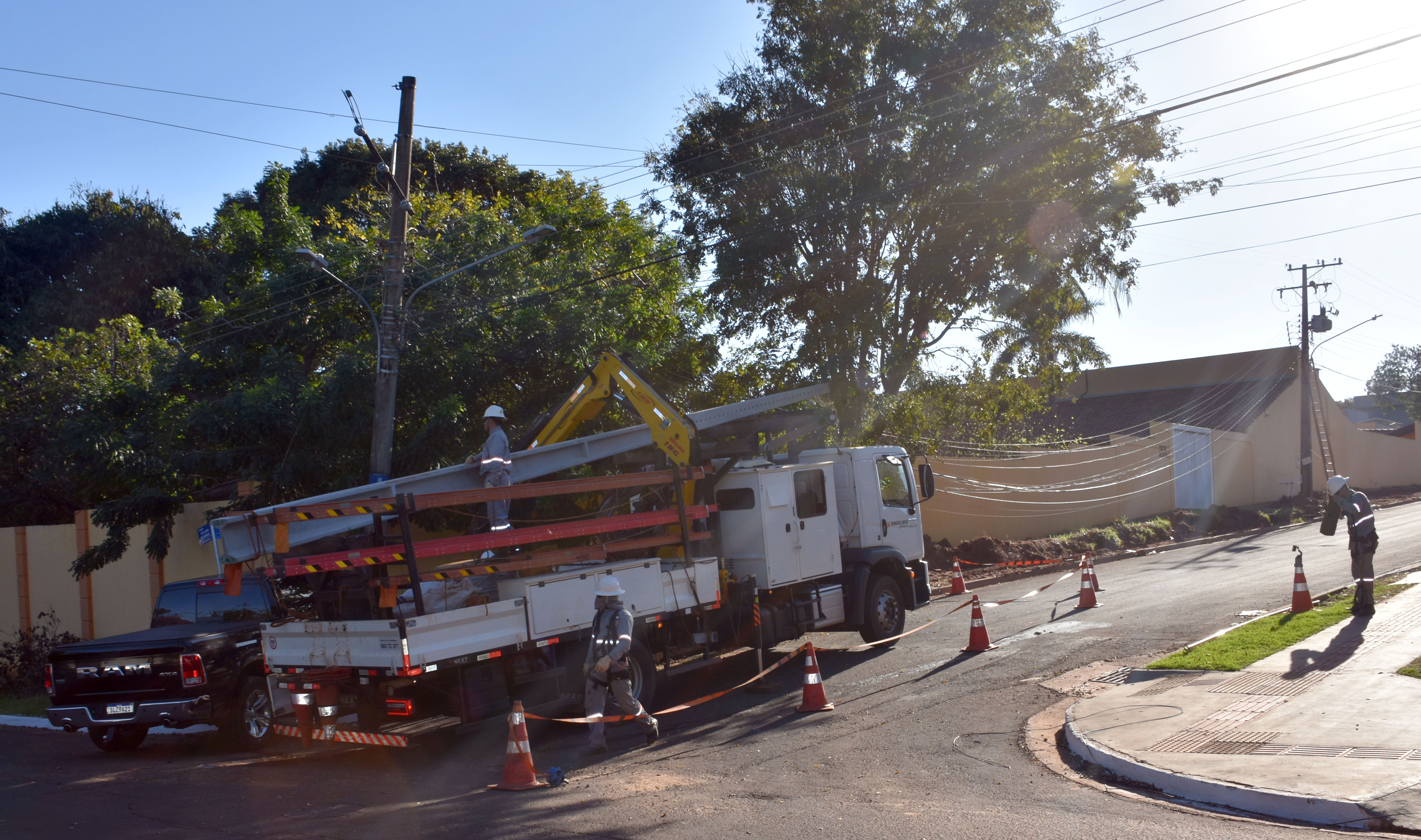 Camionete colidiu frontalmente com o poste de luz, durante a madrugada, no bairro Vila Vilas Boas