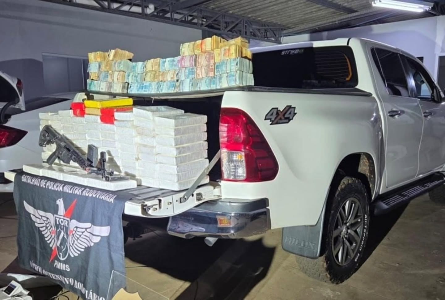 Foram apreendidas armas e dinheiro vivo