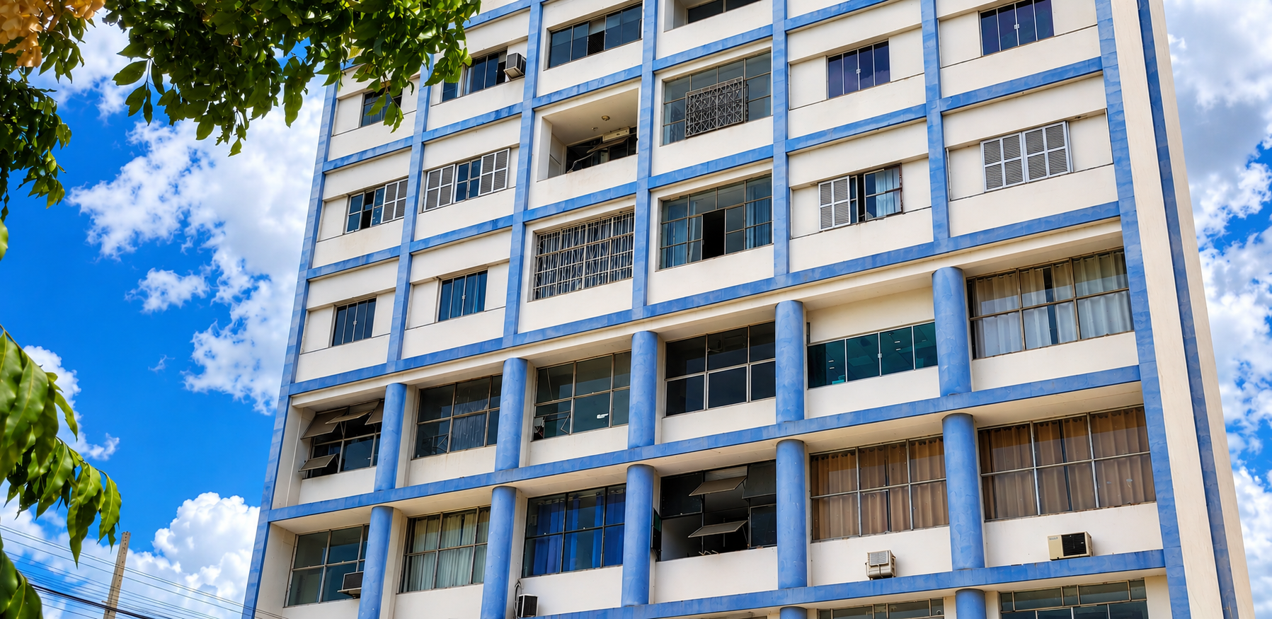 Edif&iacute;cio I.O.S.A., inaugurado em 1959, com 13 andares, foi a primeira grande obra de verticaliza&ccedil;&atilde;o na cidade