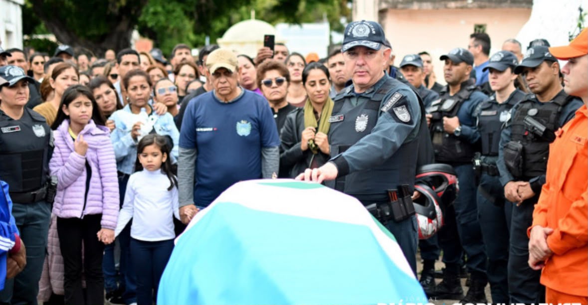 Policiais do Batalh&atilde;o de Choque prestaram honrarias militares ao colega morto no cemit&eacute;rio