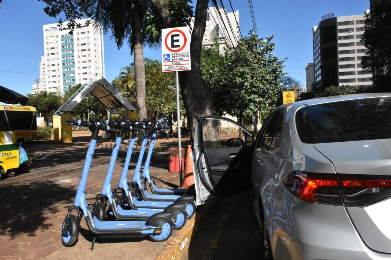 Patinetes instalados em um local inapropriado, tem dificultado o estacionamento de carros