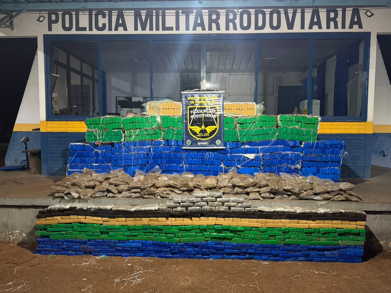 Caminhonete ficou totalmente destru&iacute;da ap&oacute;s capotamento