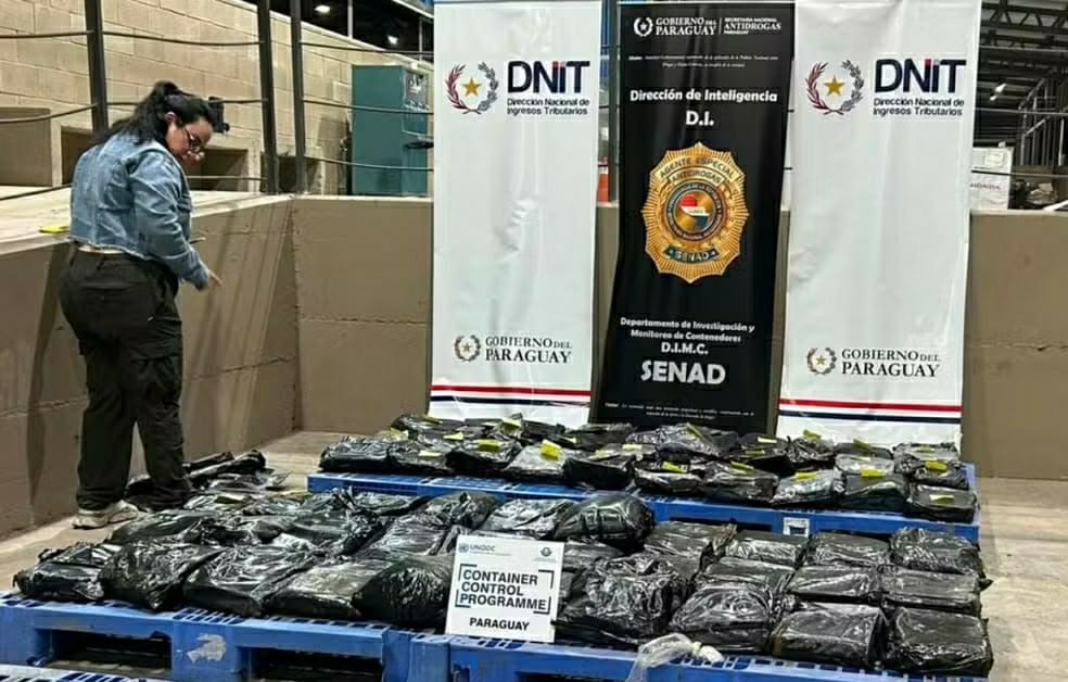 Caminhonete importada dos Estados Unidos foi interceptada no Paraguai ap&oacute;s autoridades encontrarem 311 quilos de maconha premium escondidos em compartimentos do ve&iacute;culo. 