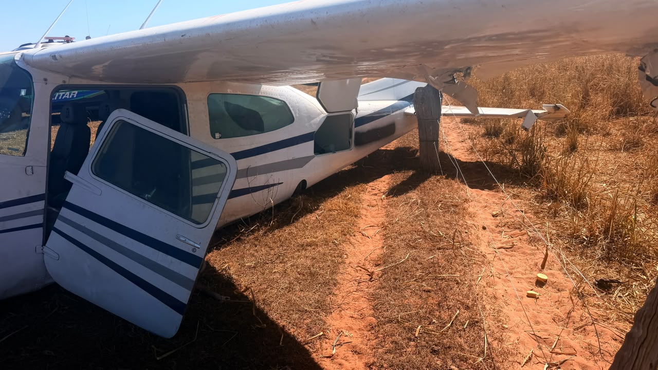 Aeronave suspeita interceptada pela For&ccedil;a A&eacute;rea Brasileira foi obrigada a pousar em uma pista improvisada entre S&atilde;o Gabriel do Oeste e Camapu&atilde; e acabou localizada abandonada pelas equipes da opera&ccedil;&atilde;o.