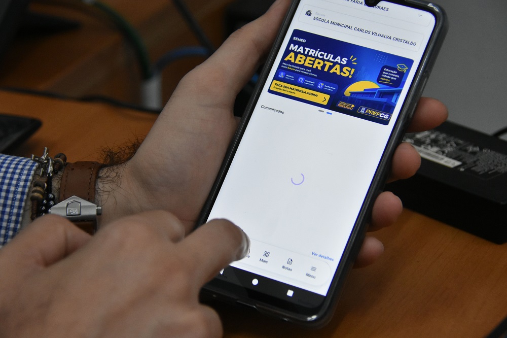 Diretor da Agetec, Leandro Basmage mostra uma das salas de monitoramento e controle das tecnologias &agrave; disposi&ccedil;&atilde;o da popula&ccedil;&atilde;o 