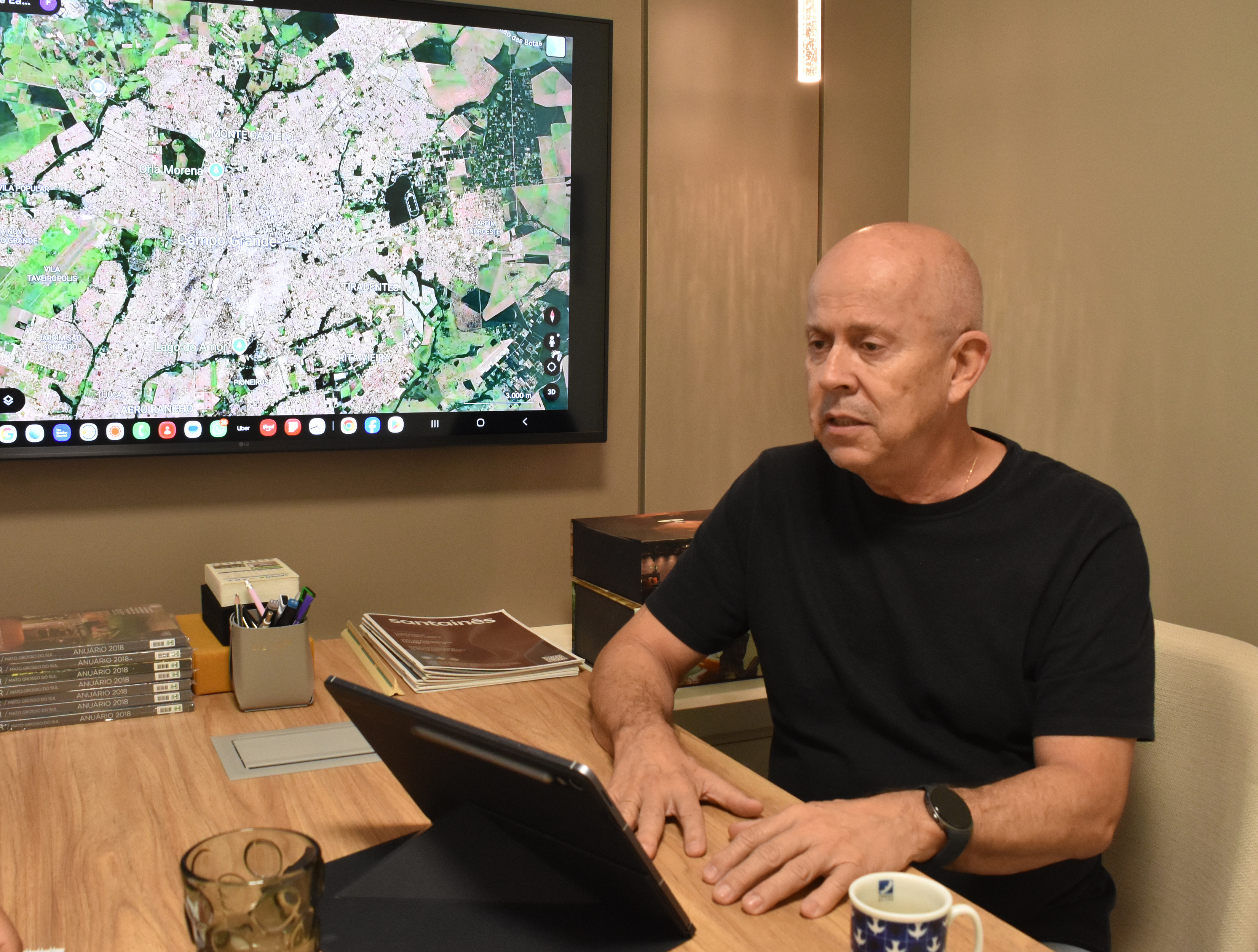 Engenheiro Fernando Madeira em seu escrit&oacute;rio, em Campo Grande 