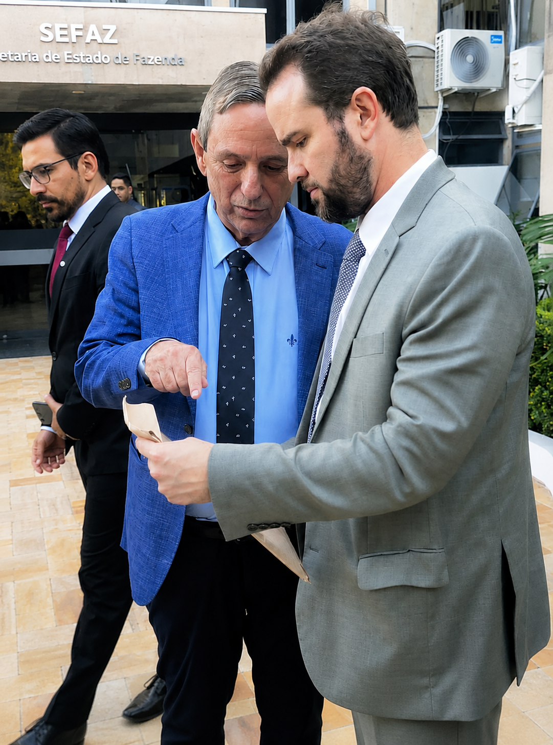Representantes do F&oacute;rum Nacional de Emissoras P&uacute;blicas e Culturais entregam ao ministro da Fazenda em exerc&iacute;cio, Dario Durigan (&agrave; direita), proposta para viabilizar a implanta&ccedil;&atilde;o da TV 3.0 em Mato Grosso do Sul. O encontro ocorreu durante agenda oficial n