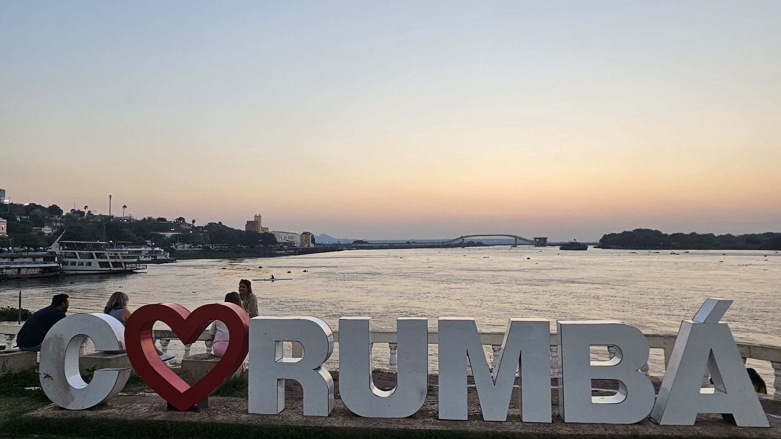N&eacute;voa seca encobriu o c&eacute;u de Corumb&aacute; no fim da tarde de ontem