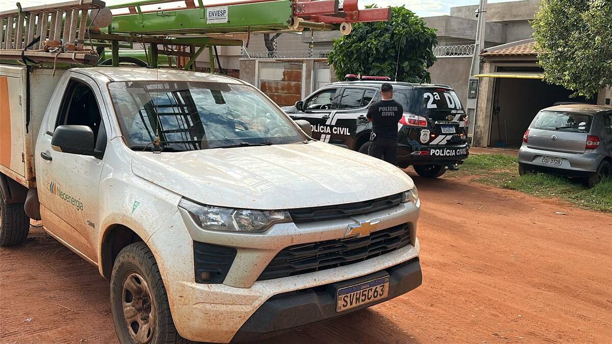 Equipes da Elektro e da Pol&iacute;cia Civil durante fiscaliza&ccedil;&atilde;o que identificou furto de energia em estabelecimentos de Tr&ecirc;s Lagoas.