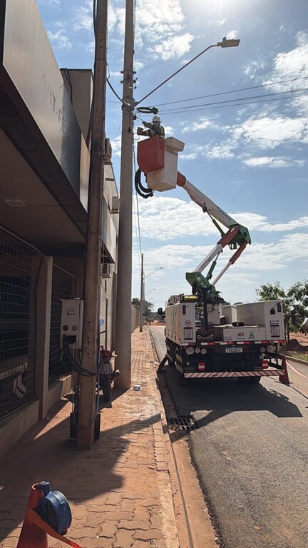 Equipes da Elektro e da Pol&iacute;cia Civil durante fiscaliza&ccedil;&atilde;o que identificou furto de energia em estabelecimentos de Tr&ecirc;s Lagoas.