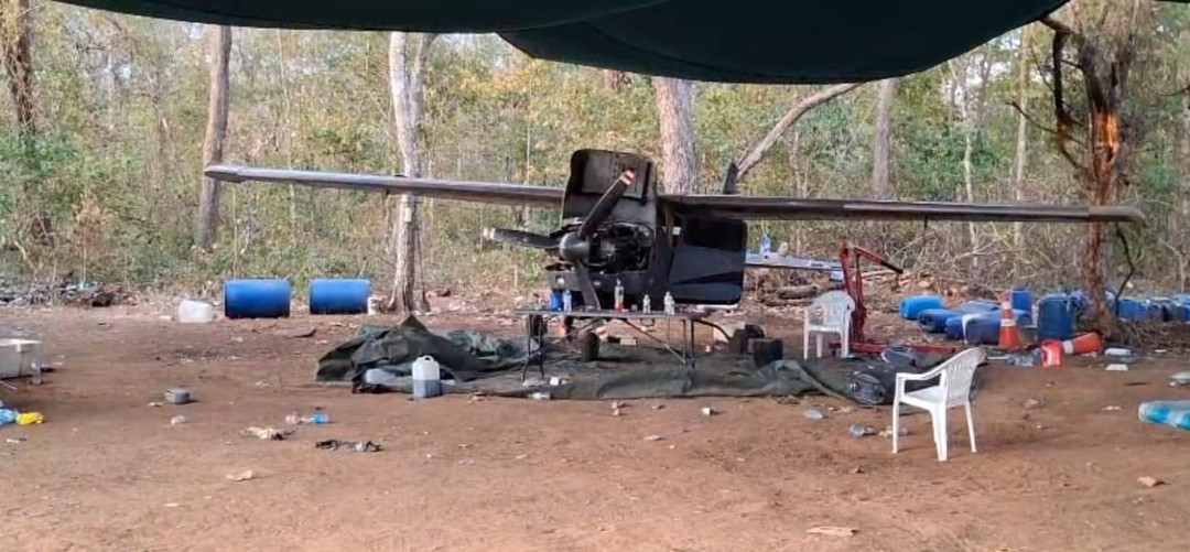 Aeronave suspeita interceptada pela For&ccedil;a A&eacute;rea Brasileira foi obrigada a pousar em uma pista improvisada entre S&atilde;o Gabriel do Oeste e Camapu&atilde; e acabou localizada abandonada pelas equipes da opera&ccedil;&atilde;o.