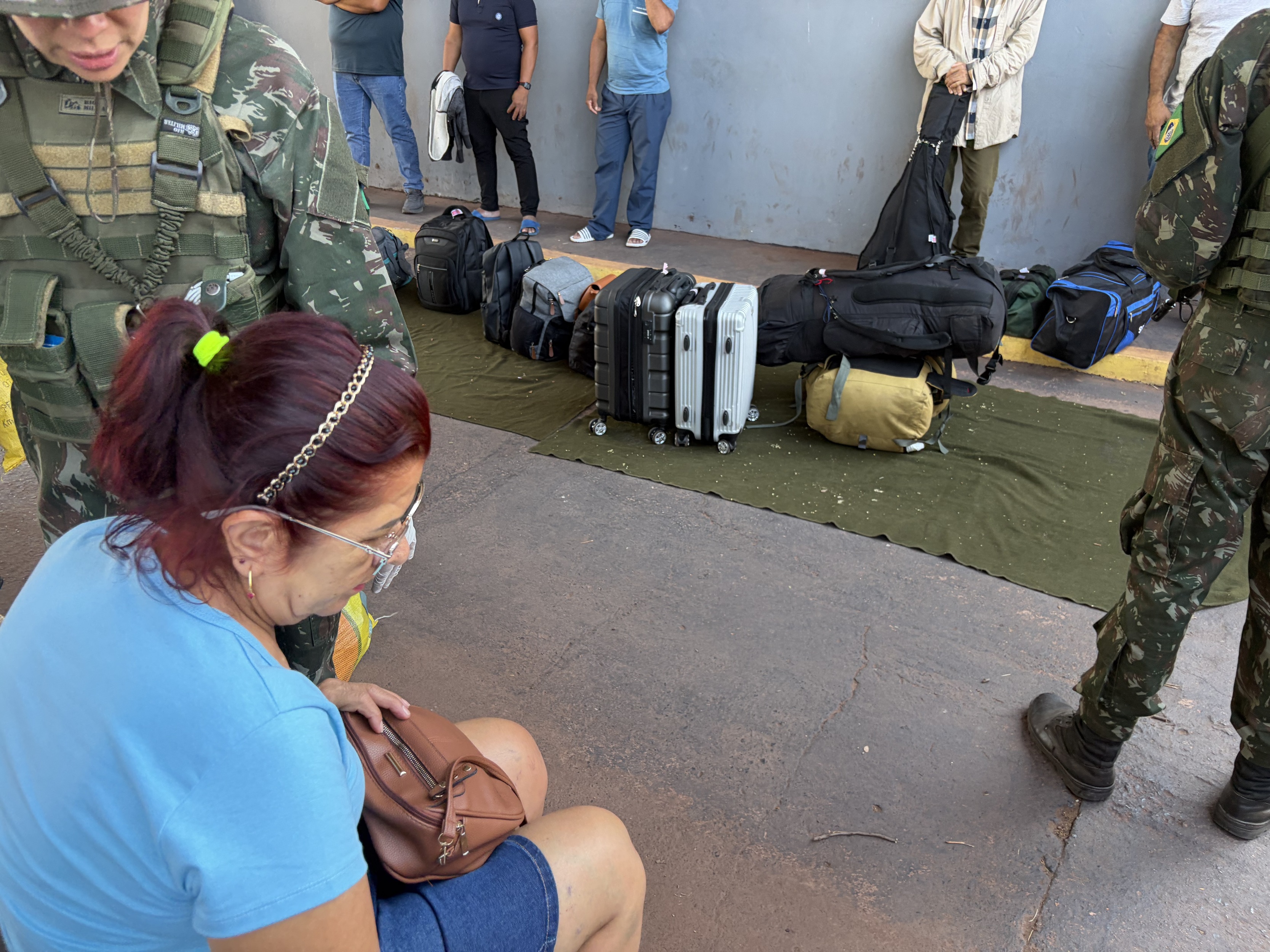 Integrantes do Ex&eacute;rcito fazem vistoria em ve&iacute;culos que saem de Corumb&aacute; e da Bol&iacute;via em dire&ccedil;&atilde;o &agrave; regi&atilde;o central do Estado
