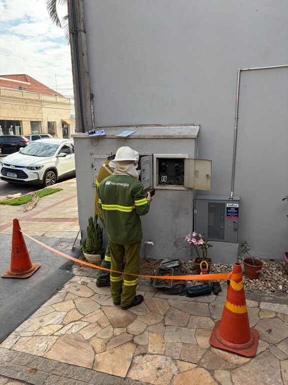 Equipes da Elektro e da Pol&iacute;cia Civil durante fiscaliza&ccedil;&atilde;o que identificou furto de energia em estabelecimentos de Tr&ecirc;s Lagoas.