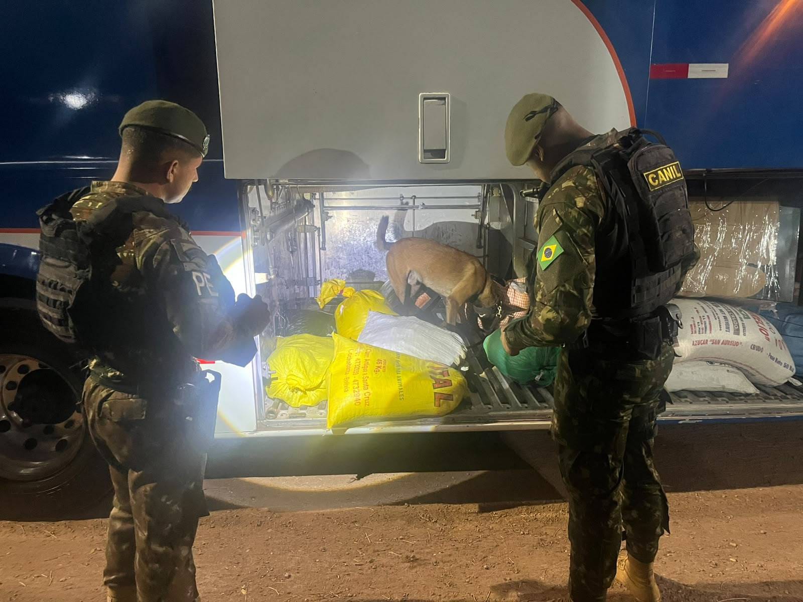 Militares do Comando Militar do Oeste realizam patrulhamento durante a Opera&ccedil;&atilde;o Jaguaret&ecirc;-Oeste, que refor&ccedil;a o combate ao tr&aacute;fico e ao contrabando na faixa de fronteira.
