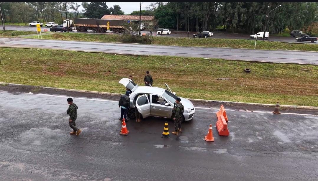 Militares do Comando Militar do Oeste realizam patrulhamento durante a Opera&ccedil;&atilde;o Jaguaret&ecirc;-Oeste, que refor&ccedil;a o combate ao tr&aacute;fico e ao contrabando na faixa de fronteira.