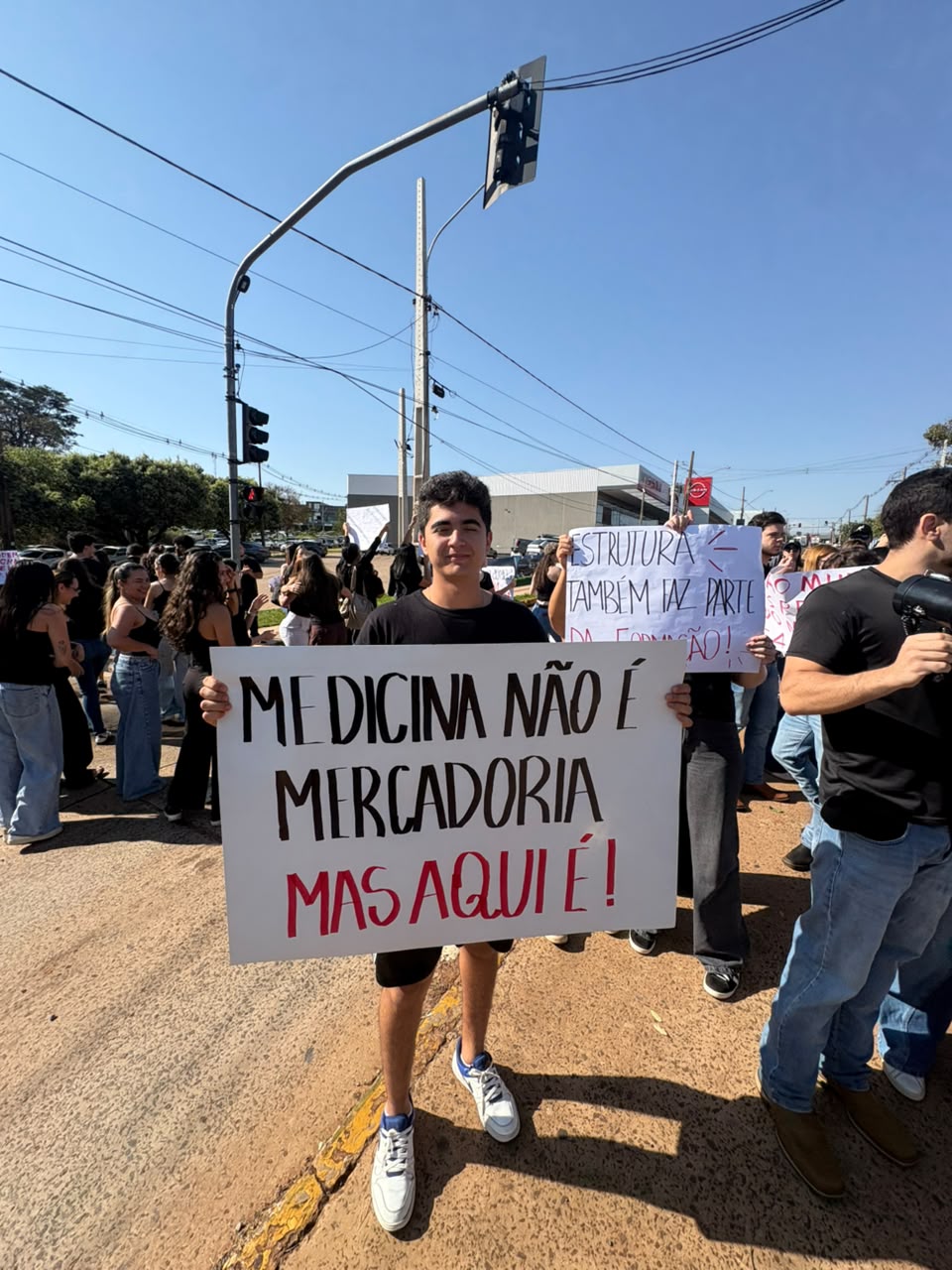 Estudantes de Medicina da Uniderp realizaram manifesta&ccedil;&atilde;o nesta quarta-feira (12), em Campo Grande