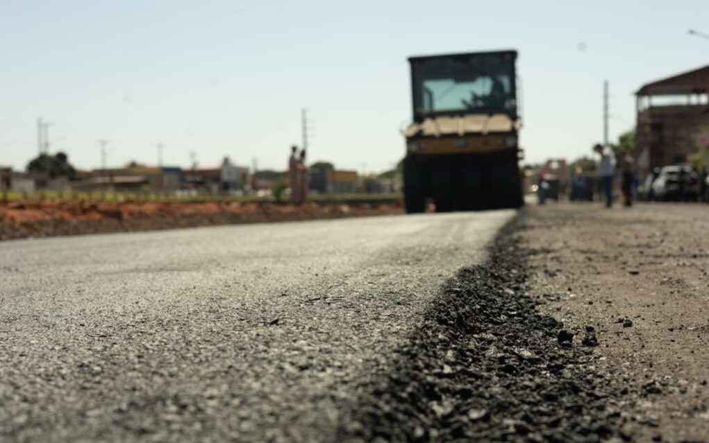 Vista a&eacute;rea mostra trecho da Avenida Ernesto Geisel &agrave;s margens do C&oacute;rrego Anhandu&iacute; que recebe obras de recupera&ccedil;&atilde;o.