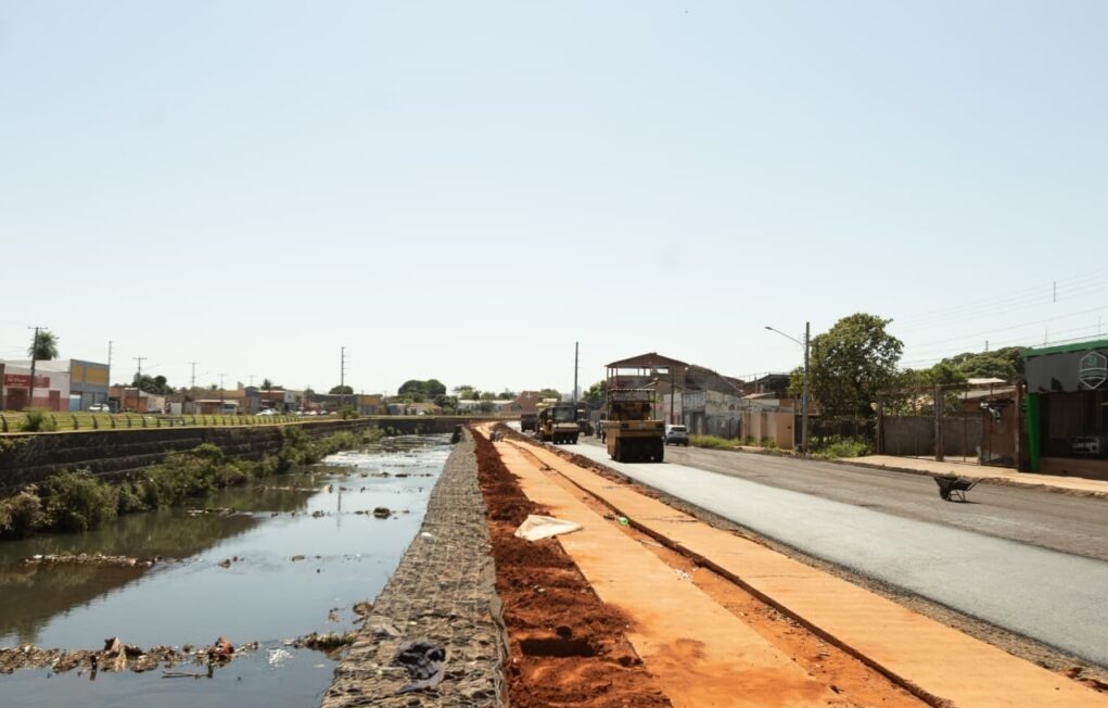 Vista a&eacute;rea mostra trecho da Avenida Ernesto Geisel &agrave;s margens do C&oacute;rrego Anhandu&iacute; que recebe obras de recupera&ccedil;&atilde;o.
