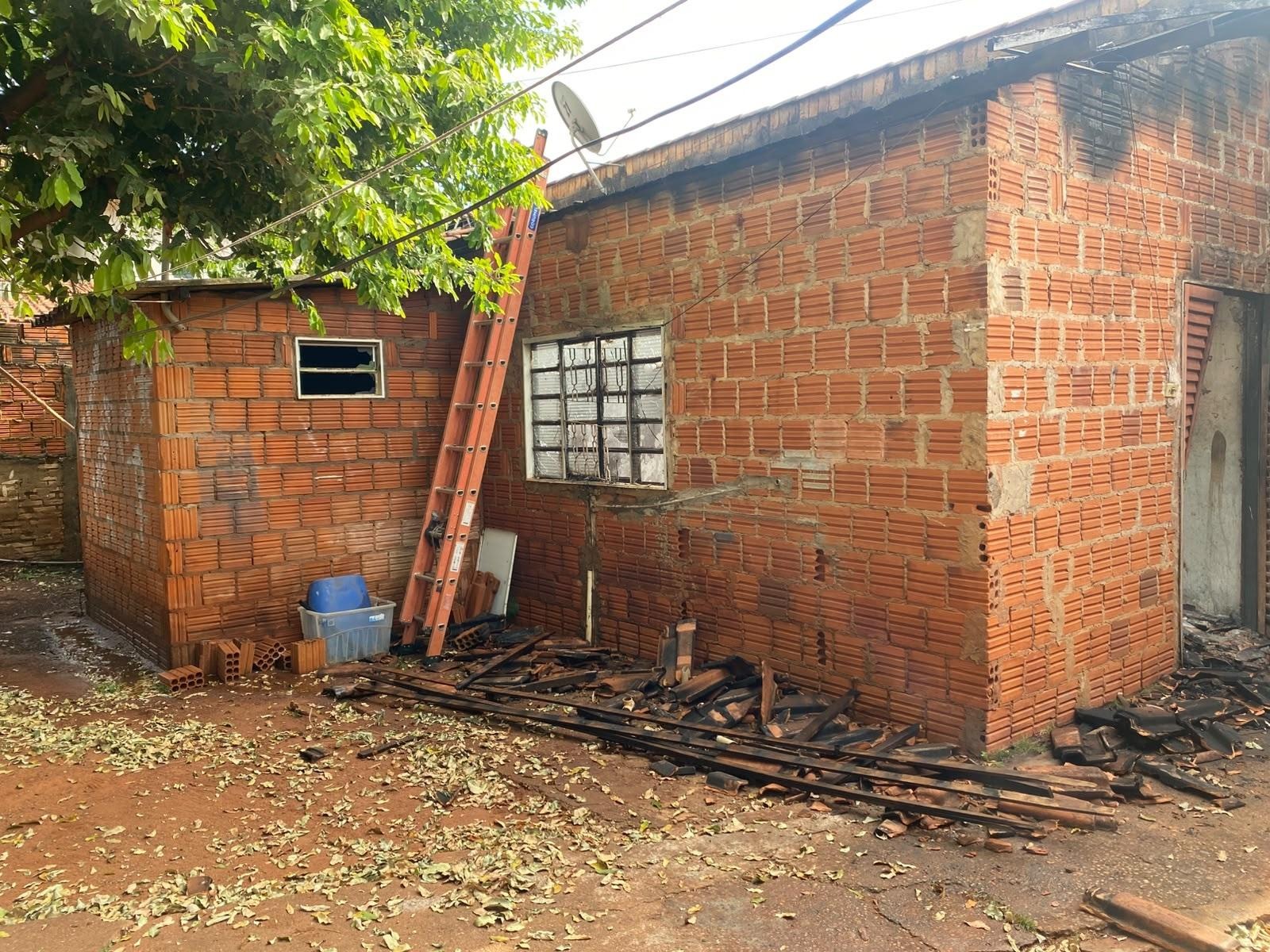 Equipes atuam no local onde homem foi encontrado morto e com sinais de carboniza&ccedil;&atilde;o ap&oacute;s inc&ecirc;ndio em kitnet.