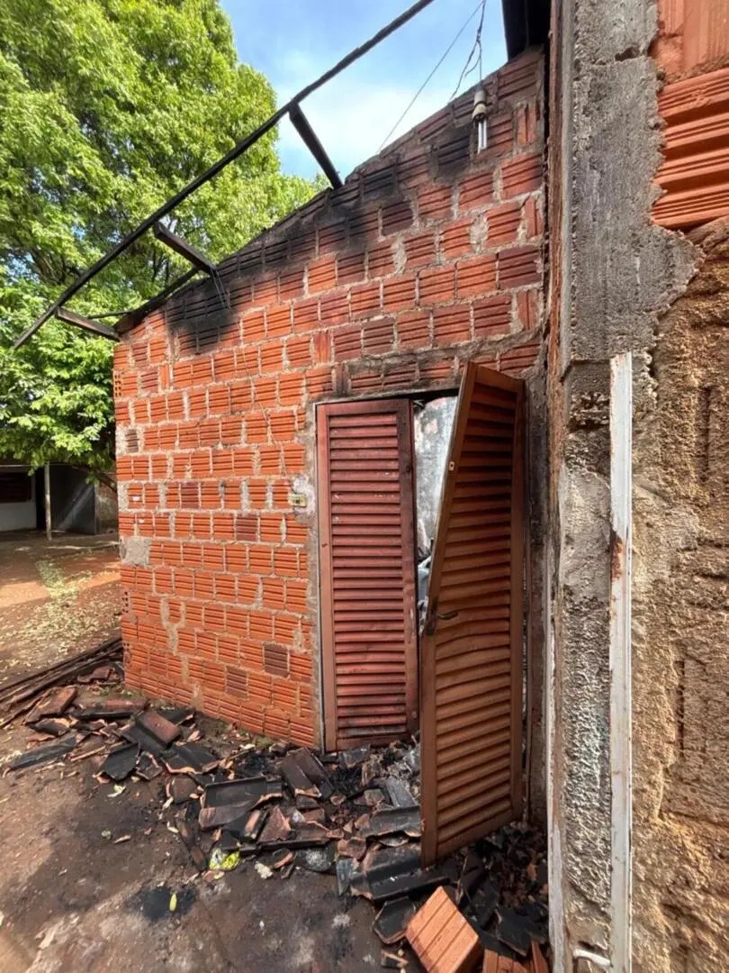 Equipes atuam no local onde homem foi encontrado morto e com sinais de carboniza&ccedil;&atilde;o ap&oacute;s inc&ecirc;ndio em kitnet.