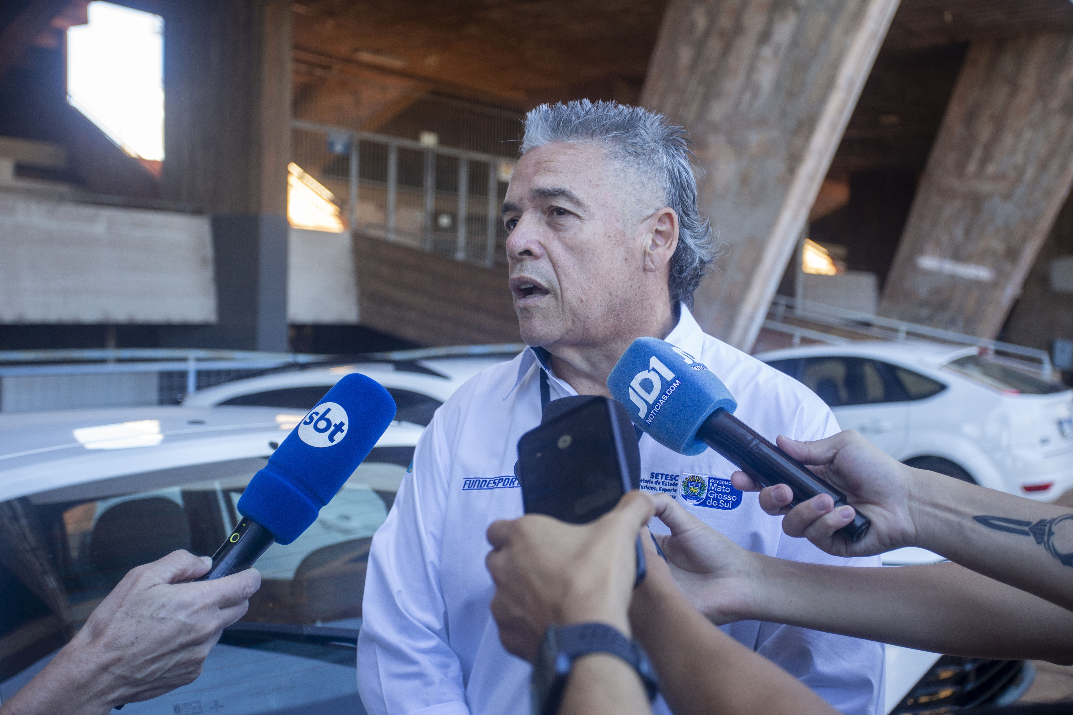 Em Campo Grande, presidente da CBF, Samir Xaud, visita a reforma no gramado do Moren&atilde;o