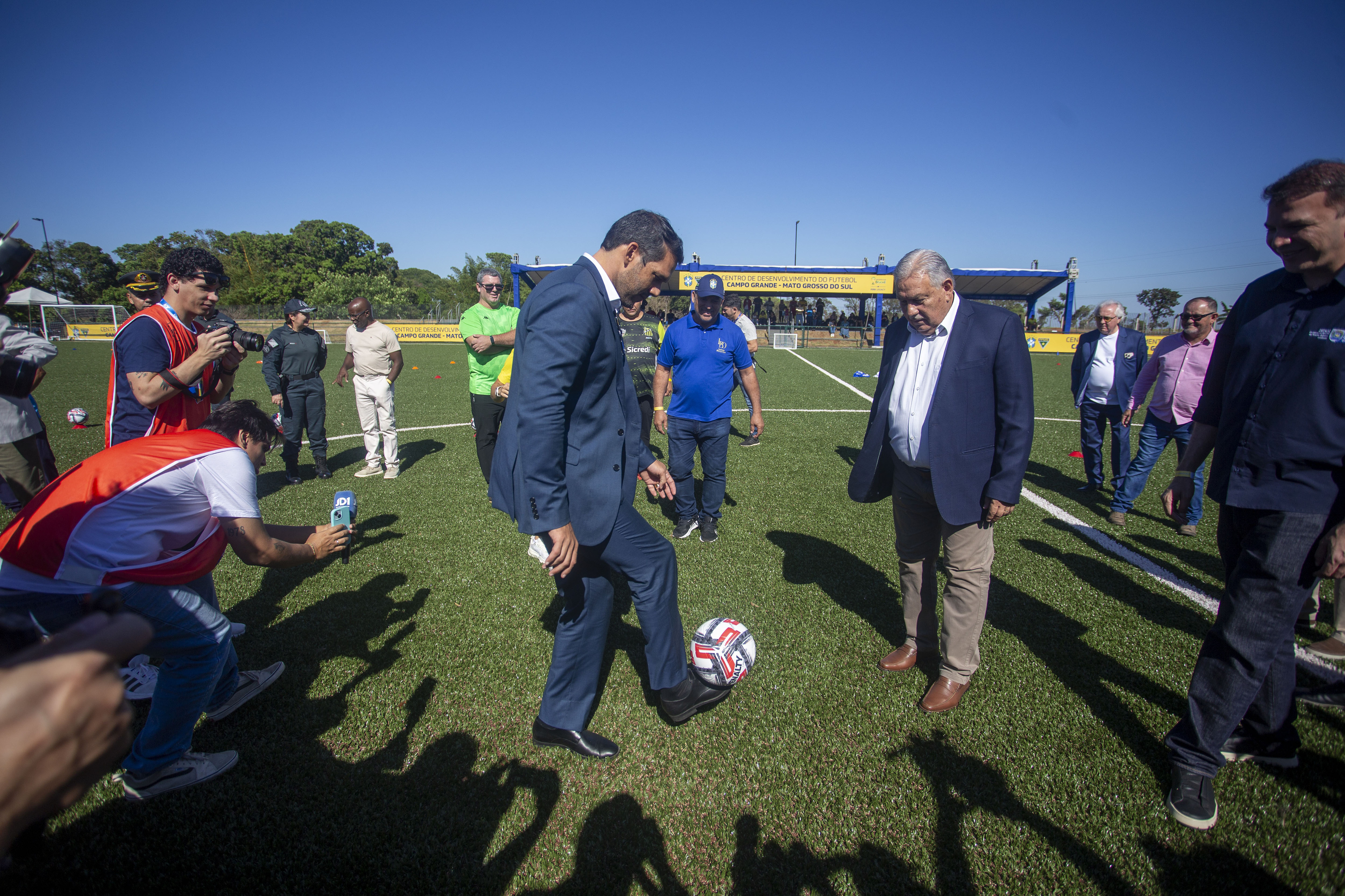 Samir Xaud e Estev&atilde;o Petrall&aacute;s em cerim&ocirc;nia de descerramento da placa do Centro de Desenvolvimento de Futebol
