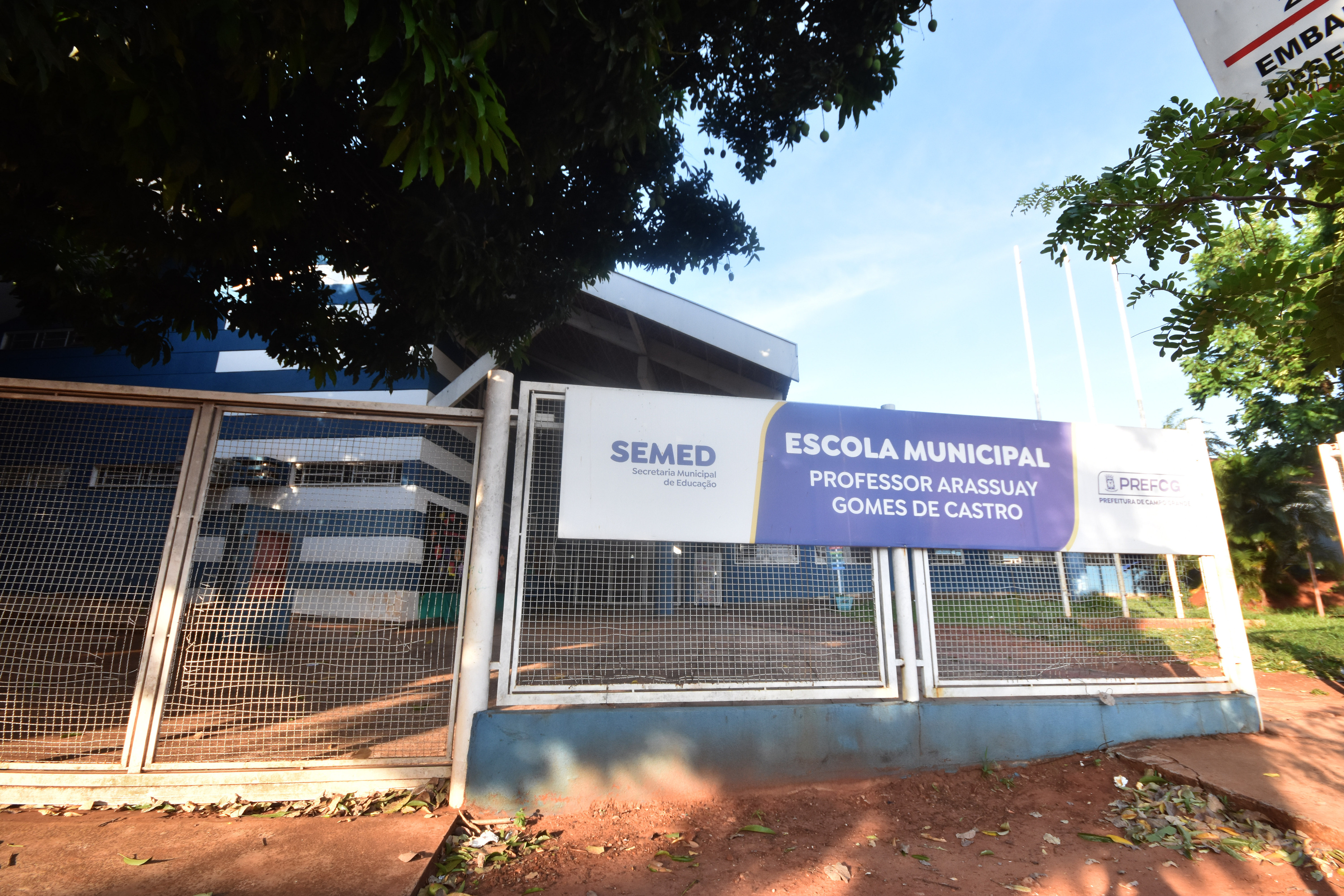 Briga pr&oacute;ximo &agrave; Escola Municipal Professor Arassuay Gomes de Castro envolveu faca e resultou em um adolescente ferido