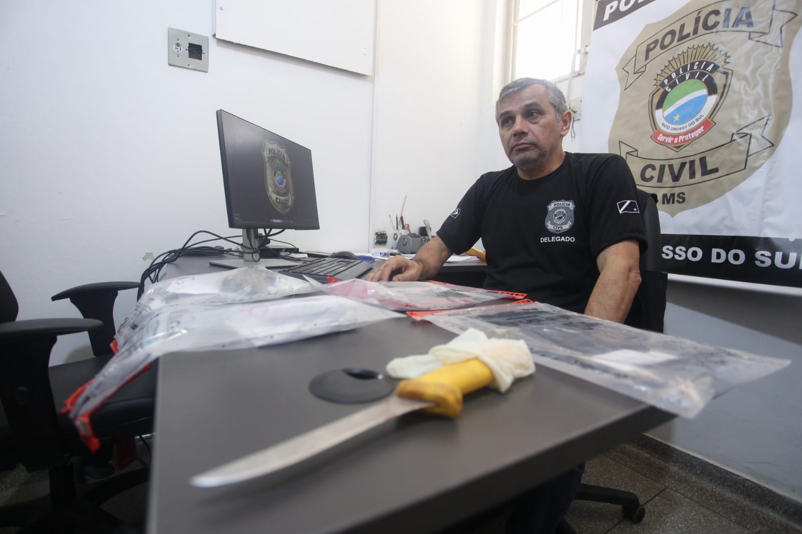 A Pol&iacute;cia Civil apreendeu a arma usada no crime, al&eacute;m de celulares e drogas