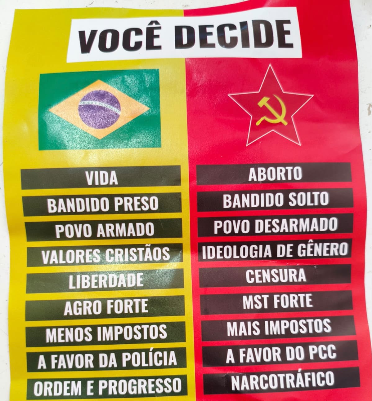 Verso do folhetim estaria dividido ao meio, com um lado em amarelo com a bandeira do Brasil e outro em vermelho que mistura o popular s&iacute;mbolo do comunismo e do socialismo