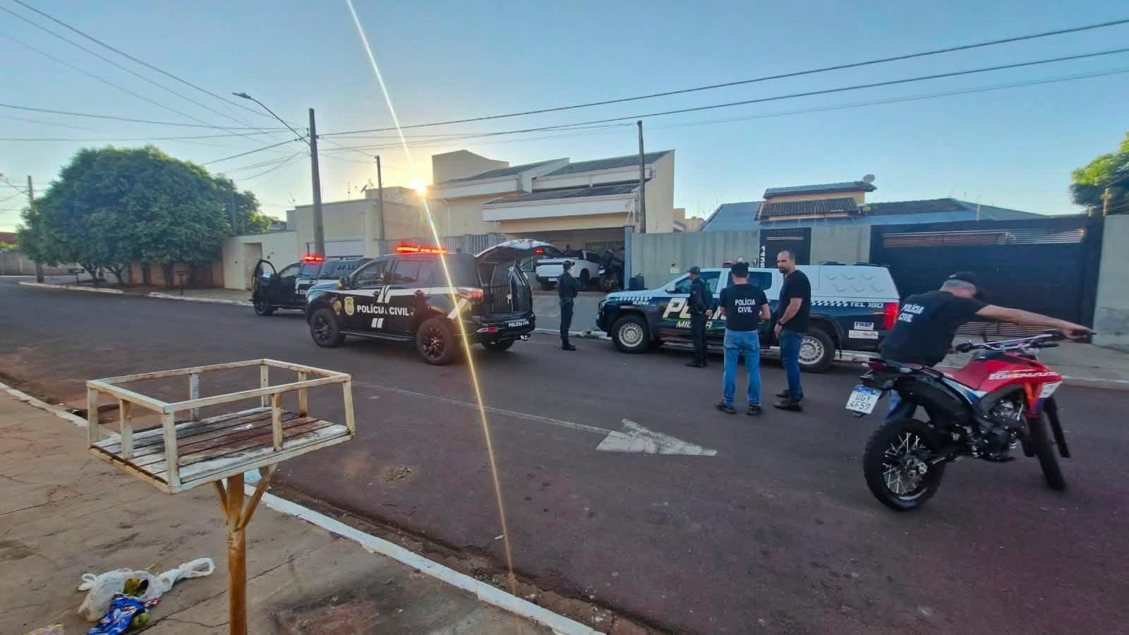 Dodge Ram, motocicletas e outros ve&iacute;culos foram apreendidos durante opera&ccedil;&atilde;o conjunta das pol&iacute;cias Civil e Militar em Brasil&acirc;ndia.