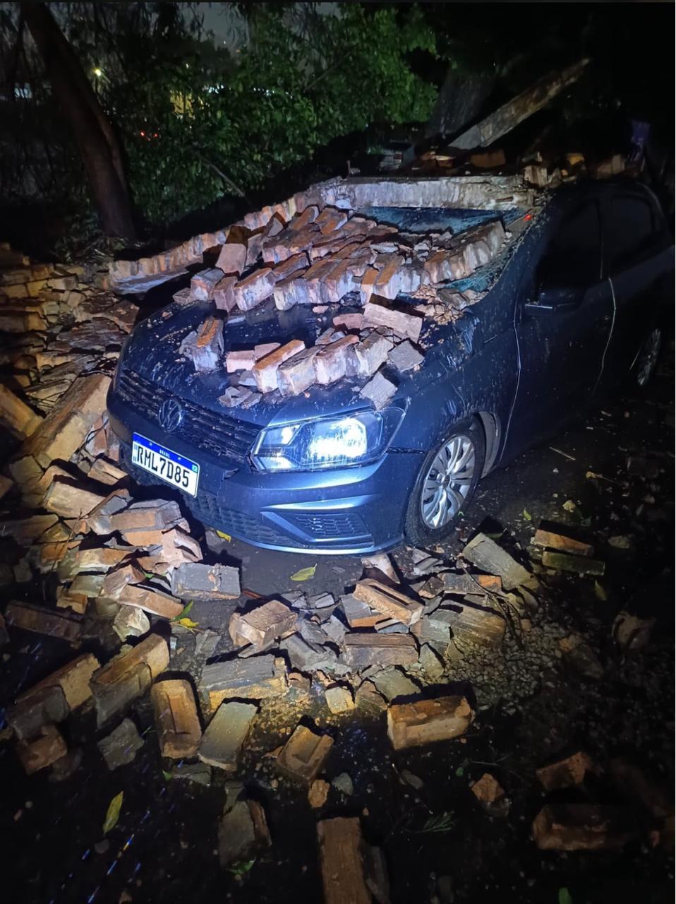 Muro desabou sobre carro durante temporal com ventos de quase 80 km/h em Campo Grande.