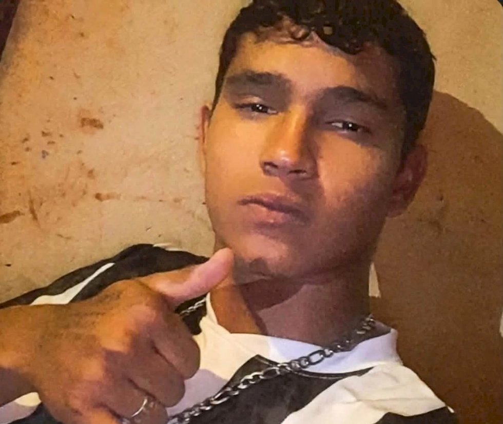 Pol&iacute;cia Militar isolou a resid&ecirc;ncia onde Kauan Rodrigues de Matos foi morto a tiros nesta ter&ccedil;a-feira (22), em Rio Brilhante.